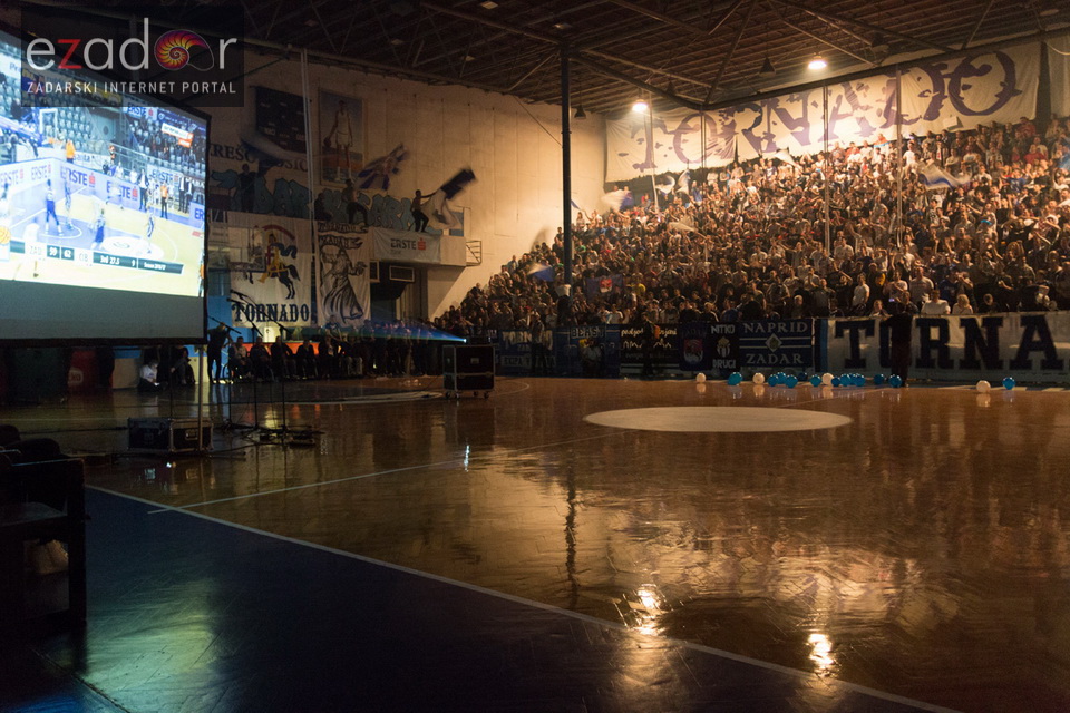 Humanitarno gledanje utakmice Zadar-Cibona (85-84) u Jazinama Humanitarno gledanje utakmice Zadar-Cibona (85-84) u Jazinama
