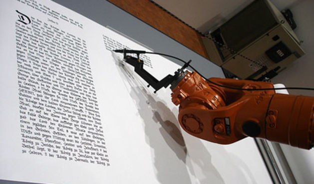 Robot prepisao Bibliju krasopisom (foto: www.boingboing.net)