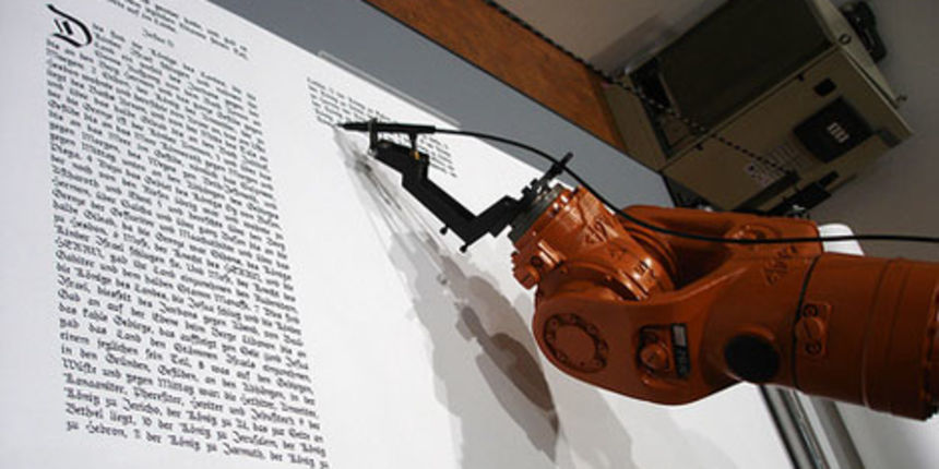 Robot prepisao Bibliju krasopisom (foto: www.boingboing.net) Robot prepisao Bibliju krasopisom (foto: www.boingboing.net)