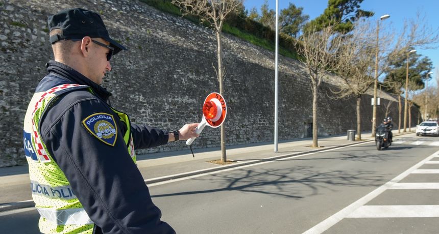Zadarska policija povodom Dana žena darivala savjesne vozačice