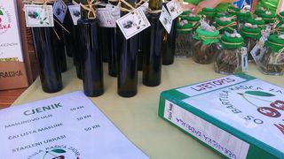 smotra učeničkih zadruga na Narodnom trgu; kreativnost na djelu; suveniri