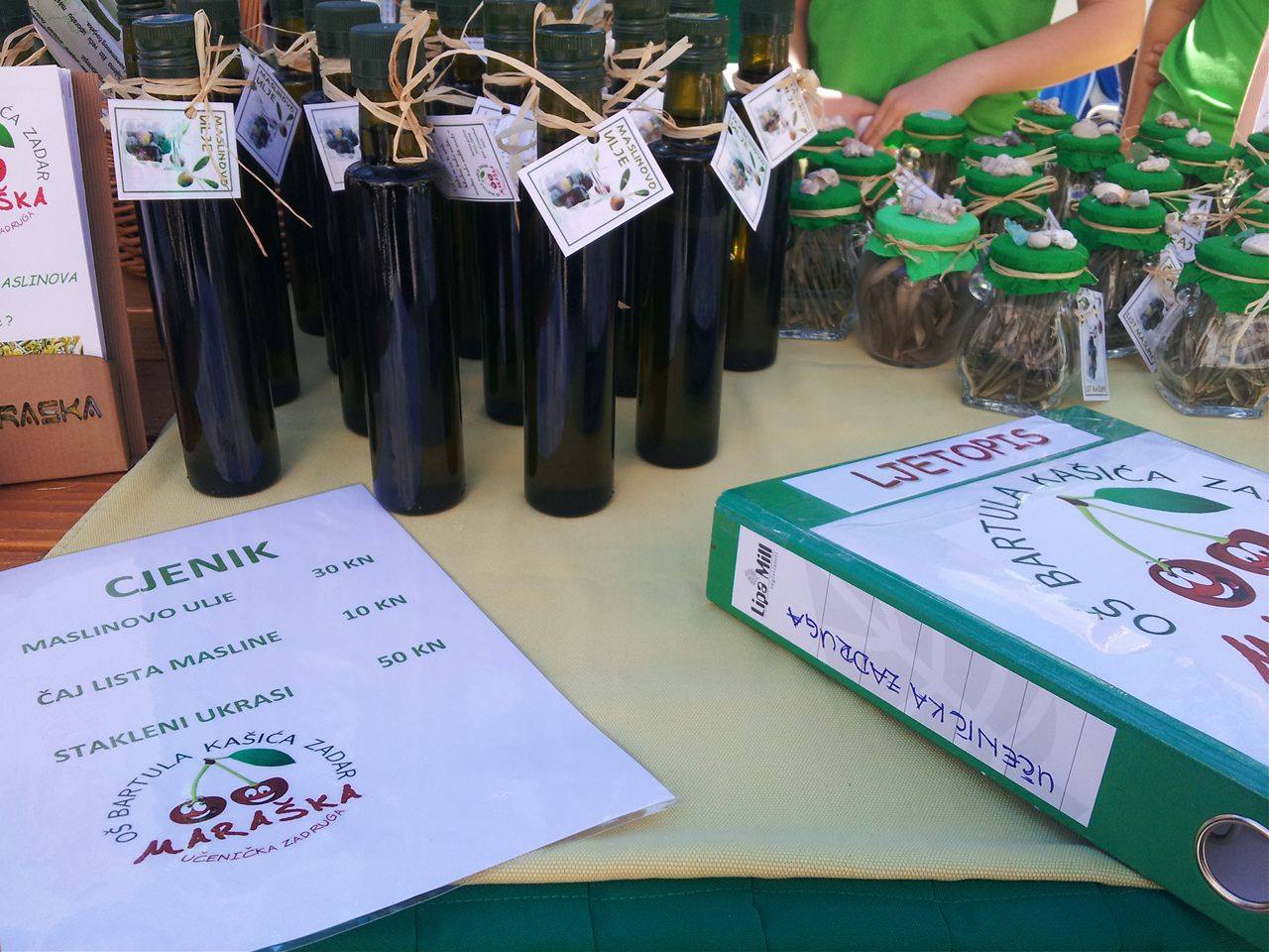 smotra učeničkih zadruga na Narodnom trgu; kreativnost na djelu; suveniri