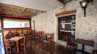 Zadar, 170413.
Zbog manjih financijskih nepravilnosti, popularni restoran Pet bunara koji se nalazi blizu istoimenog trga, odlukom porezne uprave (Ministarstvo financija) je zatvoren na pet dana i kaznjen s novcanom kaznom od 18 000 kn.
Na fotografiji: za Zadar, 170413.
Zbog manjih financijskih nepravilnosti, popularni restoran Pet bunara koji se nalazi blizu istoimenog trga, odlukom porezne uprave (Ministarstvo financija) je zatvoren na pet dana i kaznjen s novcanom kaznom od 18 000 kn.
Na fotografiji: za