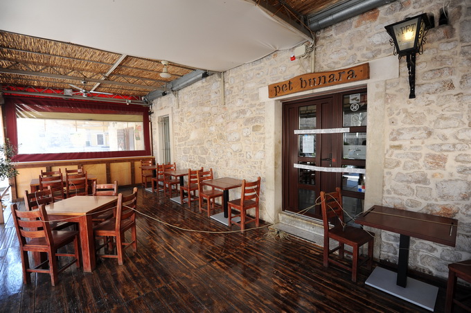 Zadar, 170413.
Zbog manjih financijskih nepravilnosti, popularni restoran Pet bunara koji se nalazi blizu istoimenog trga, odlukom porezne uprave (Ministarstvo financija) je zatvoren na pet dana i kaznjen s novcanom kaznom od 18 000 kn.
Na fotografiji: za Zadar, 170413.
Zbog manjih financijskih nepravilnosti, popularni restoran Pet bunara koji se nalazi blizu istoimenog trga, odlukom porezne uprave (Ministarstvo financija) je zatvoren na pet dana i kaznjen s novcanom kaznom od 18 000 kn.
Na fotografiji: za