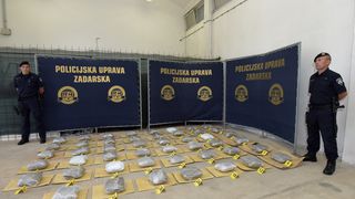 Veliki ulov zadarske policije: Na autocesti zapljenili 52 kg marihuane Veliki ulov zadarske policije: Na autocesti zapljenili 52 kg marihuane