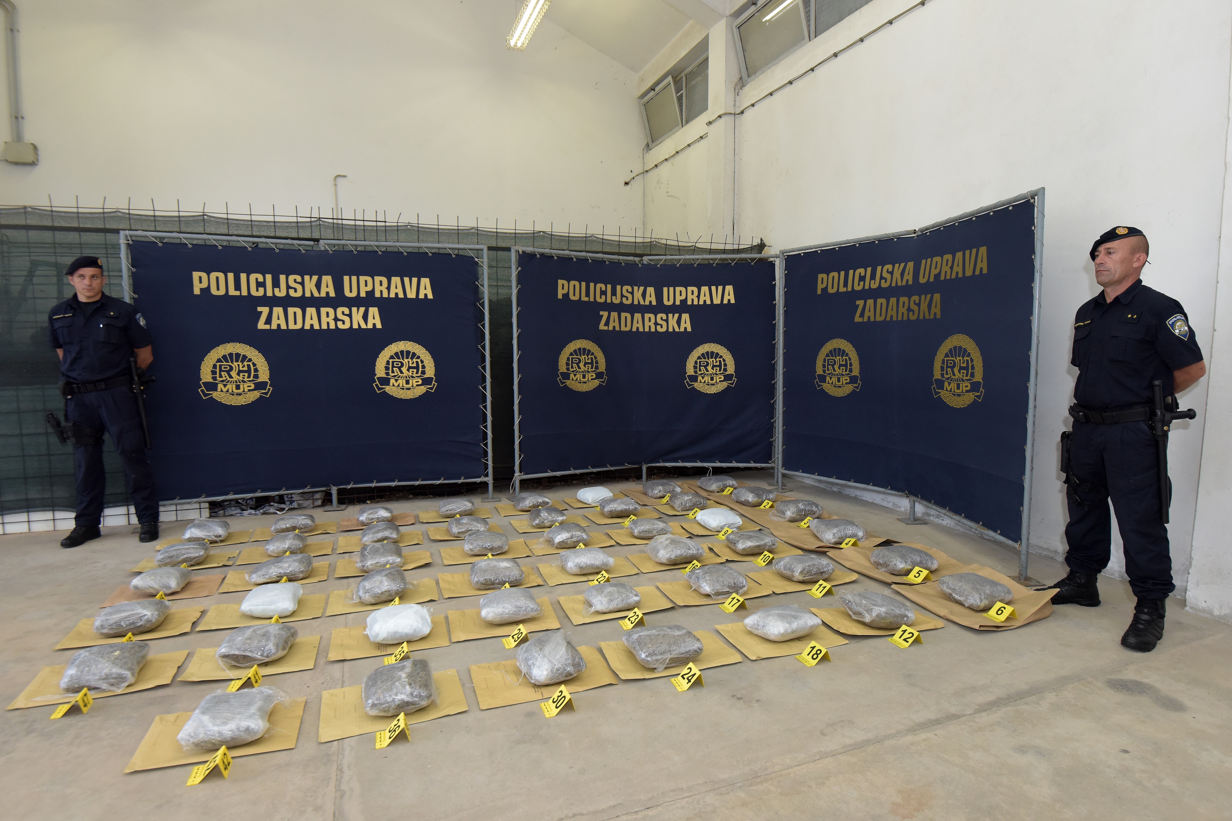 Veliki ulov zadarske policije: Na autocesti zapljenili 52 kg marihuane Veliki ulov zadarske policije: Na autocesti zapljenili 52 kg marihuane