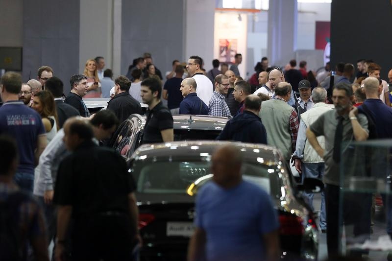 Posjetitelji razgledavaju modele automobila na Zagreb Auto Showu  koji se održava na zagrebačkom Velesajmu.  Photo: Borna Filić/PIXSELL