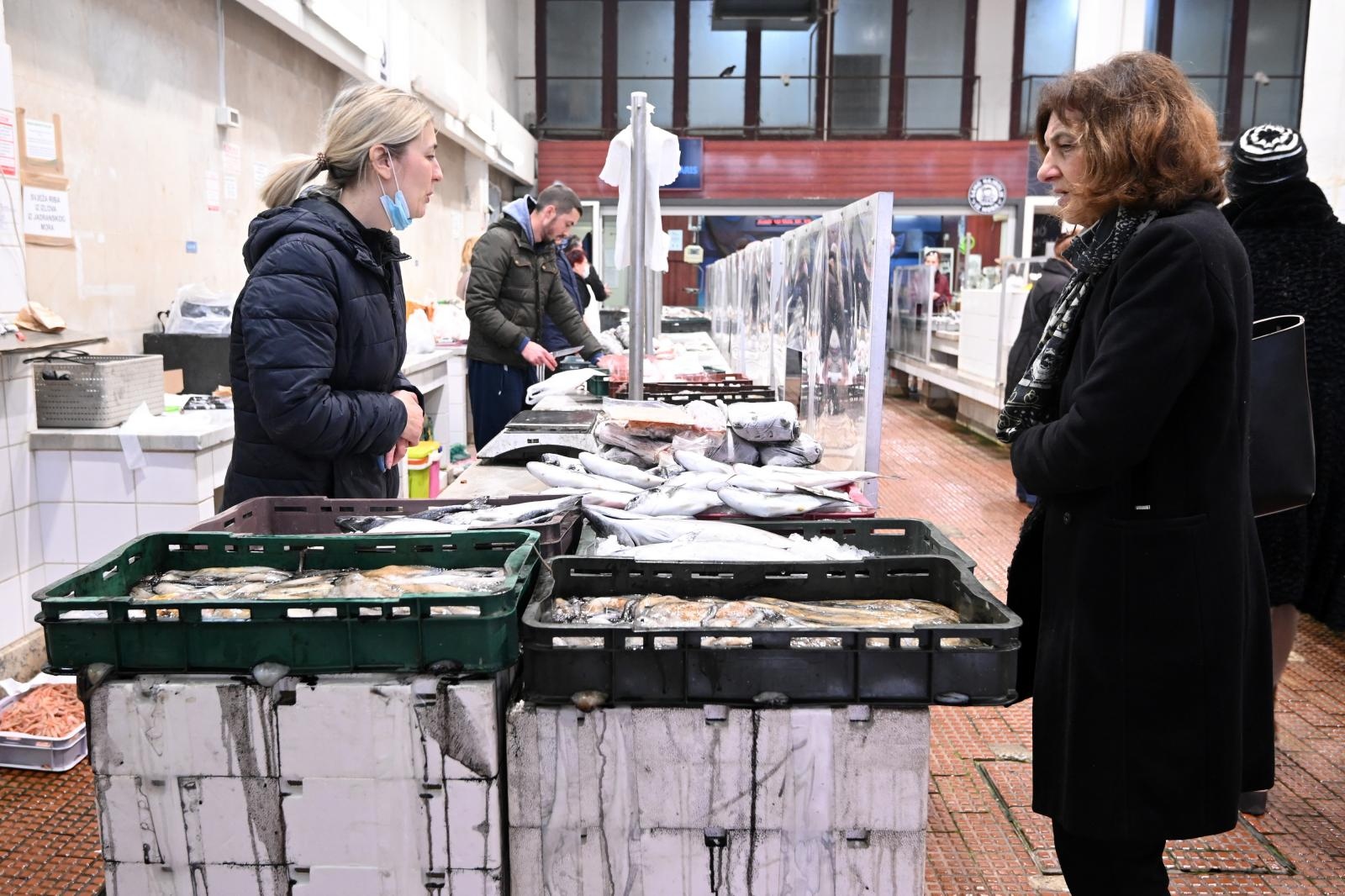 Bogata ponuda ribe na gradskoj ribarnici Bogata ponuda ribe na gradskoj ribarnici