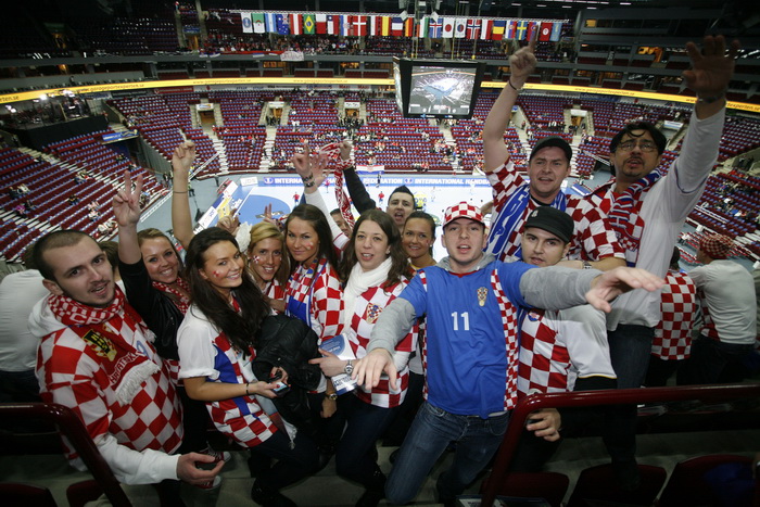 Malmo, 190111.
Malmo Arena, 22. svjetsko rukometno prvenstvo, utakmica izmedju Hrvatske i Srbije.
Na fotografiji: navijaci.
Foto: Ante Cizmic / CROPIX Malmo, 190111.
Malmo Arena, 22. svjetsko rukometno prvenstvo, utakmica izmedju Hrvatske i Srbije.
Na fotografiji: navijaci.
Foto: Ante Cizmic / CROPIX
