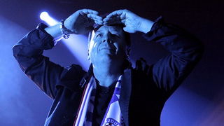 Split, 131109.
Skotski band “Simple Minds odrzao koncert u splitskoj  Spaladium Areni. Kao predgrupa nastupio je trio Vlatko Stefanovski.
Na fotografiji: Jim Kerr sa salom Hajduka oko vrata .
Foto: Jadran Babic / CROPIX