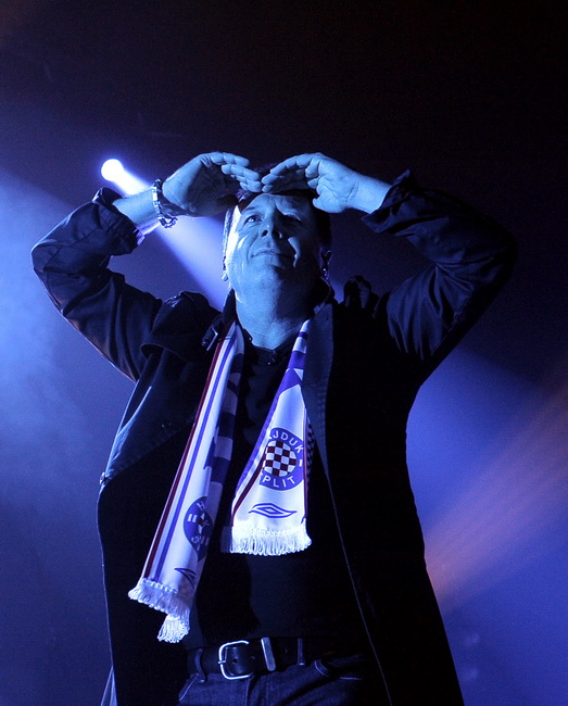Split, 131109.
Skotski band “Simple Minds odrzao koncert u splitskoj  Spaladium Areni. Kao predgrupa nastupio je trio Vlatko Stefanovski.
Na fotografiji: Jim Kerr sa salom Hajduka oko vrata .
Foto: Jadran Babic / CROPIX