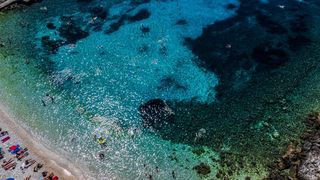 Spektakularan pogled iz zraka na uvalu i otočić Pokonji Dol kod Hvara