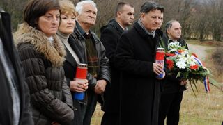 Ervenik: Na obiteljskoj grobnici obilježena 23. obljetnica stradanja obitelji Čengić, foto: Hrvoje Jelavić/PIXSELL