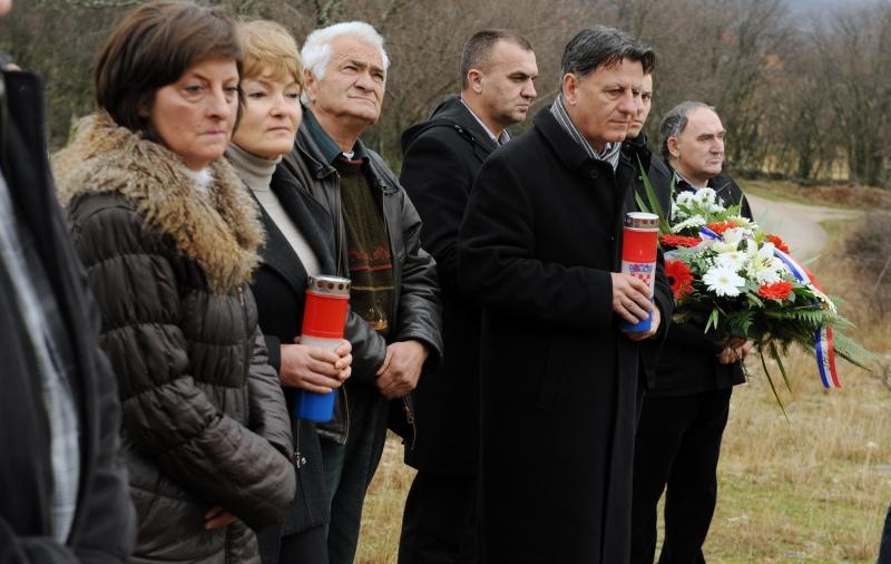 Ervenik: Na obiteljskoj grobnici obilježena 23. obljetnica stradanja obitelji Čengić, foto: Hrvoje Jelavić/PIXSELL