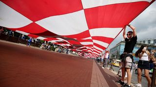 U Fun zoni u Kalinjingradu hrvatski navijači razvili 96-metarsku zastavu