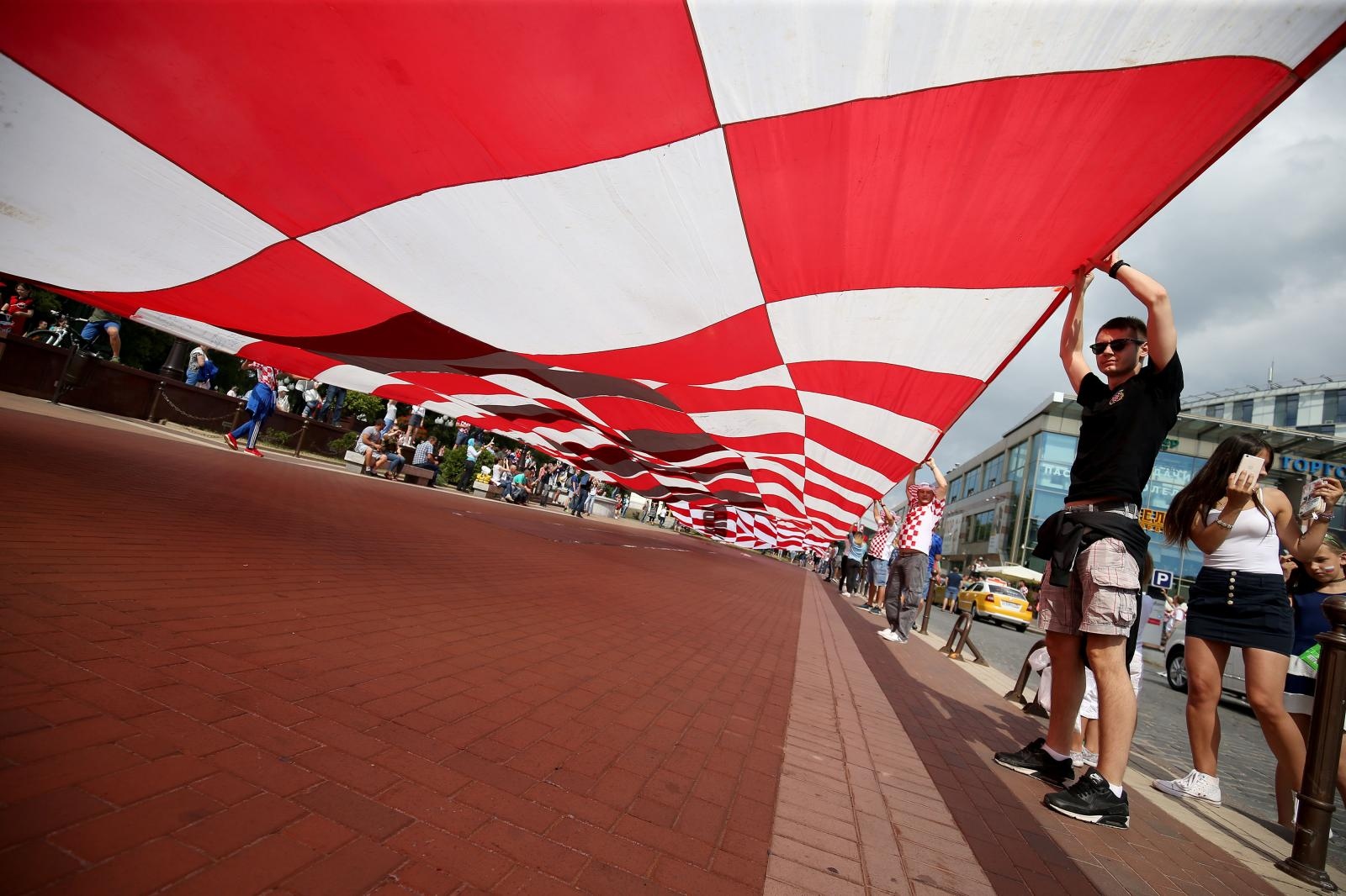 U Fun zoni u Kalinjingradu hrvatski navijači razvili 96-metarsku zastavu