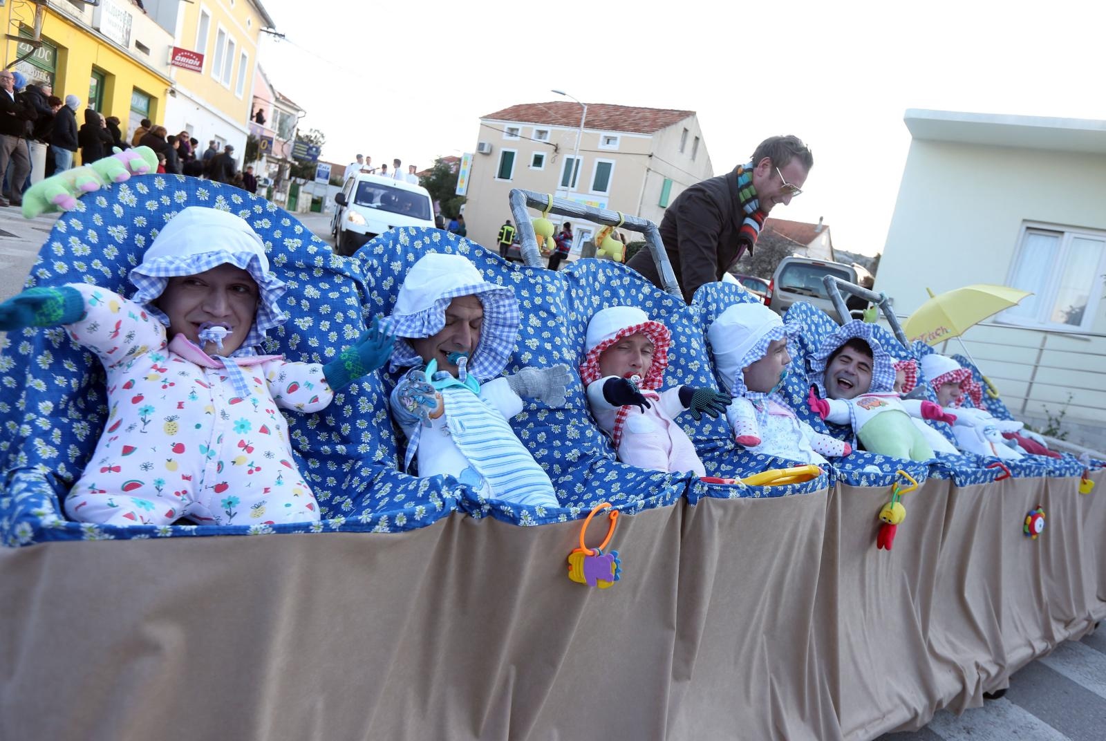 Murter: Maškarana povorka Velike Bake