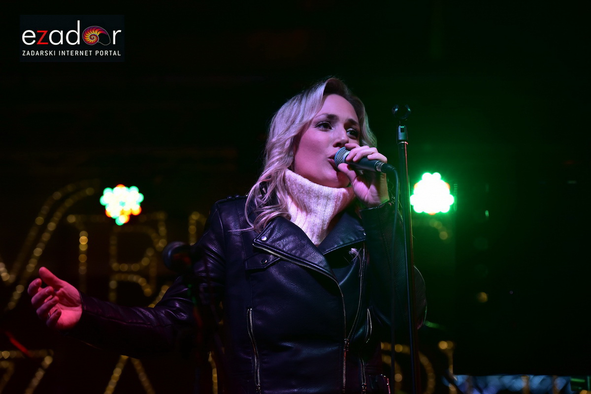 Tisuće Zadrana uživalo na krcatom Narodnom trgu i Tgu Petra Zoranića uz Tomislava Bralića i klapu Intrade Tisuće Zadrana uživalo na krcatom Narodnom trgu i Tgu Petra Zoranića uz Tomislava Bralića i klapu Intrade