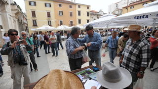 Zadar, 270413
Jos jedan predizborni performans Enia Mestrovica. Ovaj put je na Narodnom trgu glasove “kupovao” porcijama svinjetine.
Na fotografiji: detalj s dogadjaja.
Foto: Luka Gerlanc / CROPIX Zadar, 270413
Jos jedan predizborni performans Enia Mestrovica. Ovaj put je na Narodnom trgu glasove “kupovao” porcijama svinjetine.
Na fotografiji: detalj s dogadjaja.
Foto: Luka Gerlanc / CROPIX