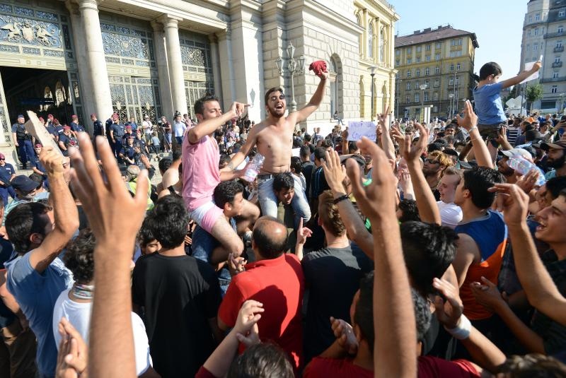 Izbjeglice i imigranti na željezničkom kolodvoru Keleti ulicama Budimpešte, Photo: Marko Jurinec/PIXSELL Izbjeglice i imigranti na željezničkom kolodvoru Keleti ulicama Budimpešte, Photo: Marko Jurinec/PIXSELL