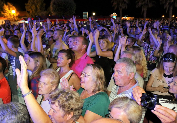 Virsko ljeto 2016: Dražen Zečić Zeko i Banana Band raspjevali i rasplesali Vir