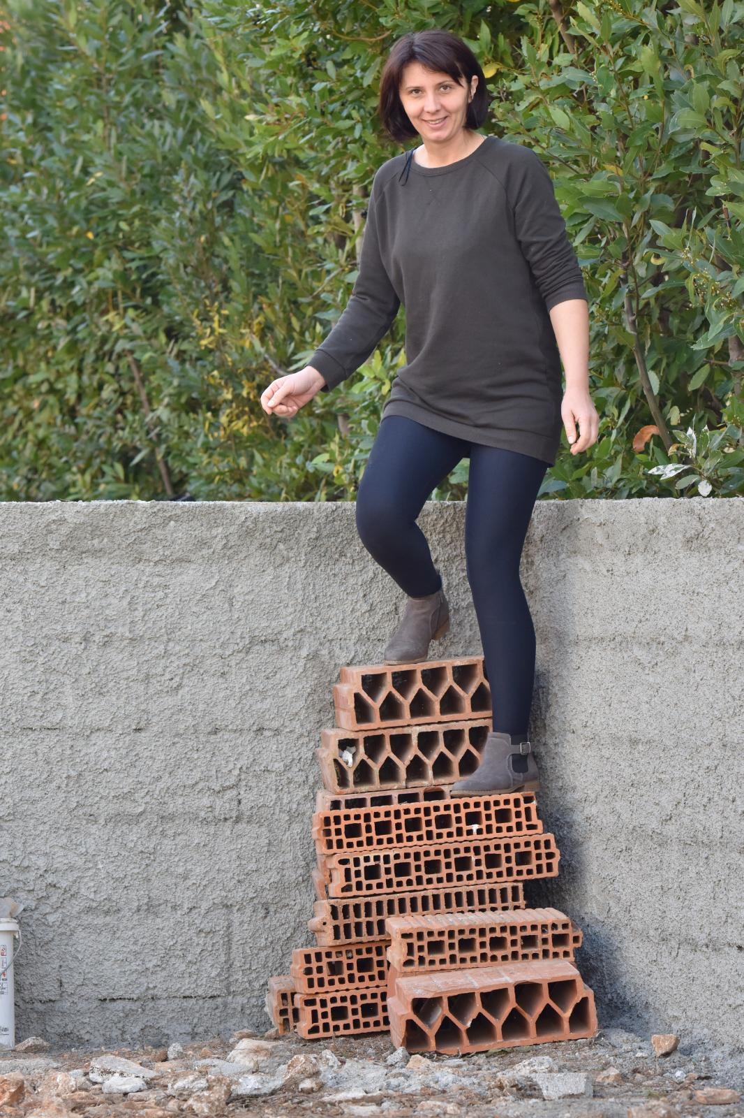 Merica Miškovic mora preskakati ogradni zid kako bi došla do svoje kuće