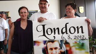 Zagreb, 070812. 
Zracna luka Zagreb ( Pleso ).
Povratak Hrvatske streljacke reprezentacije i Giovanni Cernogoraza sa Olimpijskih igara koji je u disciplini gadjanja glinenih golubova ( trap) osvojio zlatnu olimpijsku medalju.
Na slici: Sestre Veronika, ta