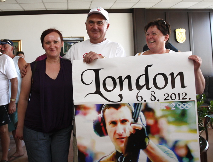 Zagreb, 070812. 
Zracna luka Zagreb ( Pleso ).
Povratak Hrvatske streljacke reprezentacije i Giovanni Cernogoraza sa Olimpijskih igara koji je u disciplini gadjanja glinenih golubova ( trap) osvojio zlatnu olimpijsku medalju.
Na slici: Sestre Veronika, ta
