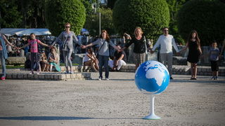 Glazbeno scenski nastup “Iskra ljubavi za mir” i grupna meditacija na Forumu
