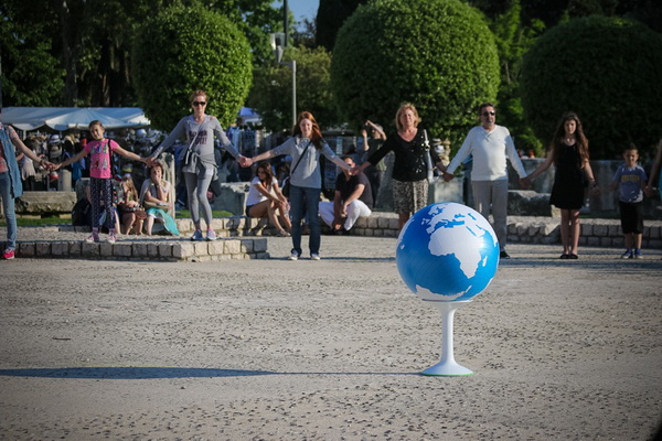 Glazbeno scenski nastup “Iskra ljubavi za mir” i grupna meditacija na Forumu