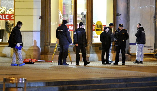 Zagreb, 230113.
Trg bana Josipa Jelacica.
Nocas oko 2 sata u blizini spomenika bana Jelacica doslo je do manje eksplozivne reakcije.
Na fotografiji: ocevid.
Foto: Srdjan Vrancic / CROPIX