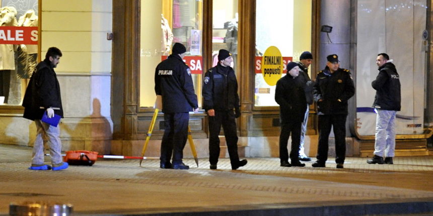 Zagreb, 230113.
Trg bana Josipa Jelacica.
Nocas oko 2 sata u blizini spomenika bana Jelacica doslo je do manje eksplozivne reakcije.
Na fotografiji: ocevid.
Foto: Srdjan Vrancic / CROPIX Zagreb, 230113.
Trg bana Josipa Jelacica.
Nocas oko 2 sata u blizini spomenika bana Jelacica doslo je do manje eksplozivne reakcije.
Na fotografiji: ocevid.
Foto: Srdjan Vrancic / CROPIX