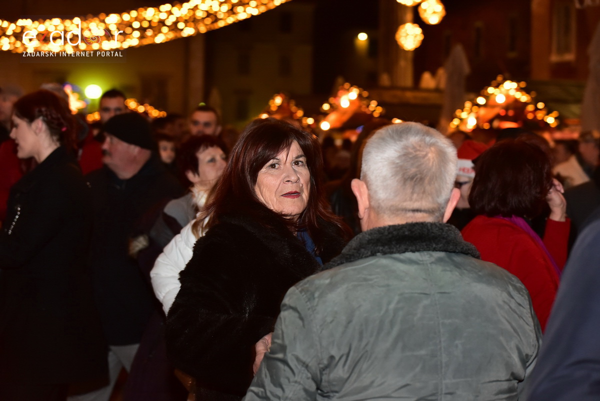 Tisuće Zadrana uživalo na krcatom Narodnom trgu i Tgu Petra Zoranića uz Tomislava Bralića i klapu Intrade Tisuće Zadrana uživalo na krcatom Narodnom trgu i Tgu Petra Zoranića uz Tomislava Bralića i klapu Intrade