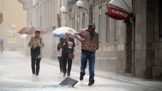 Zadar, 121012. 
Jaka kisa koja od sinoc pada na zadarskom podrucju stvorila je velike probleme u prometu. Najvise problema bilo je kod vec poznatih kriticnih mjesta u gradu: na Relji,kod Veslackog,na Branimiru.
Na fotografiji:detalj sa Poluotoka.
Foto: Ju