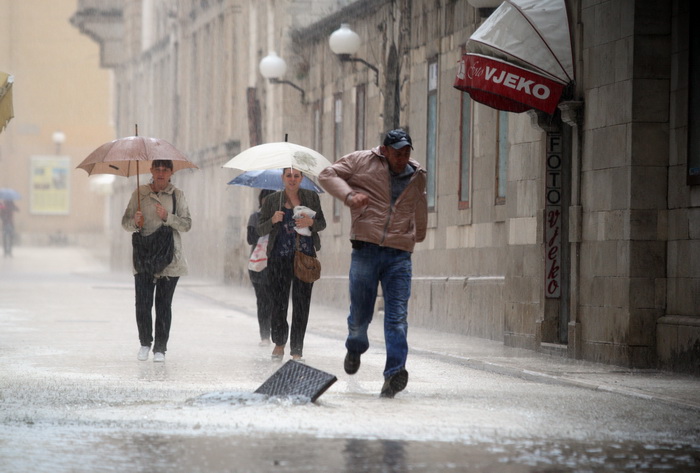 Zadar, 121012. 
Jaka kisa koja od sinoc pada na zadarskom podrucju stvorila je velike probleme u prometu. Najvise problema bilo je kod vec poznatih kriticnih mjesta u gradu: na Relji,kod Veslackog,na Branimiru.
Na fotografiji:detalj sa Poluotoka.
Foto: Ju
