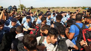 Tovarnik: Izbjeglice su izgubili strpljenje te pjesice krenuli po pruzi prema Zagrebu. Nakon nekoliko stotina metara zaustavila ih je policija i obecala kako prijevoz stize. Photo: Zeljko Lukunic/PIXSELL