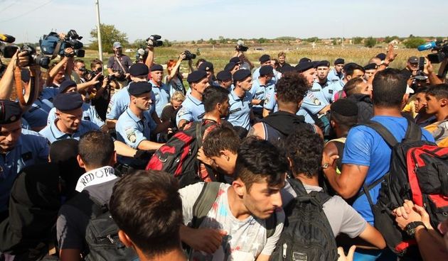 Tovarnik: Izbjeglice su izgubili strpljenje te pjesice krenuli po pruzi prema Zagrebu. Nakon nekoliko stotina metara zaustavila ih je policija i obecala kako prijevoz stize. Photo: Zeljko Lukunic/PIXSELL