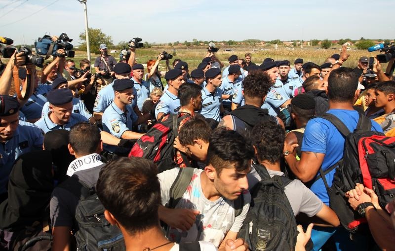 Tovarnik: Izbjeglice su izgubili strpljenje te pjesice krenuli po pruzi prema Zagrebu. Nakon nekoliko stotina metara zaustavila ih je policija i obecala kako prijevoz stize. Photo: Zeljko Lukunic/PIXSELL