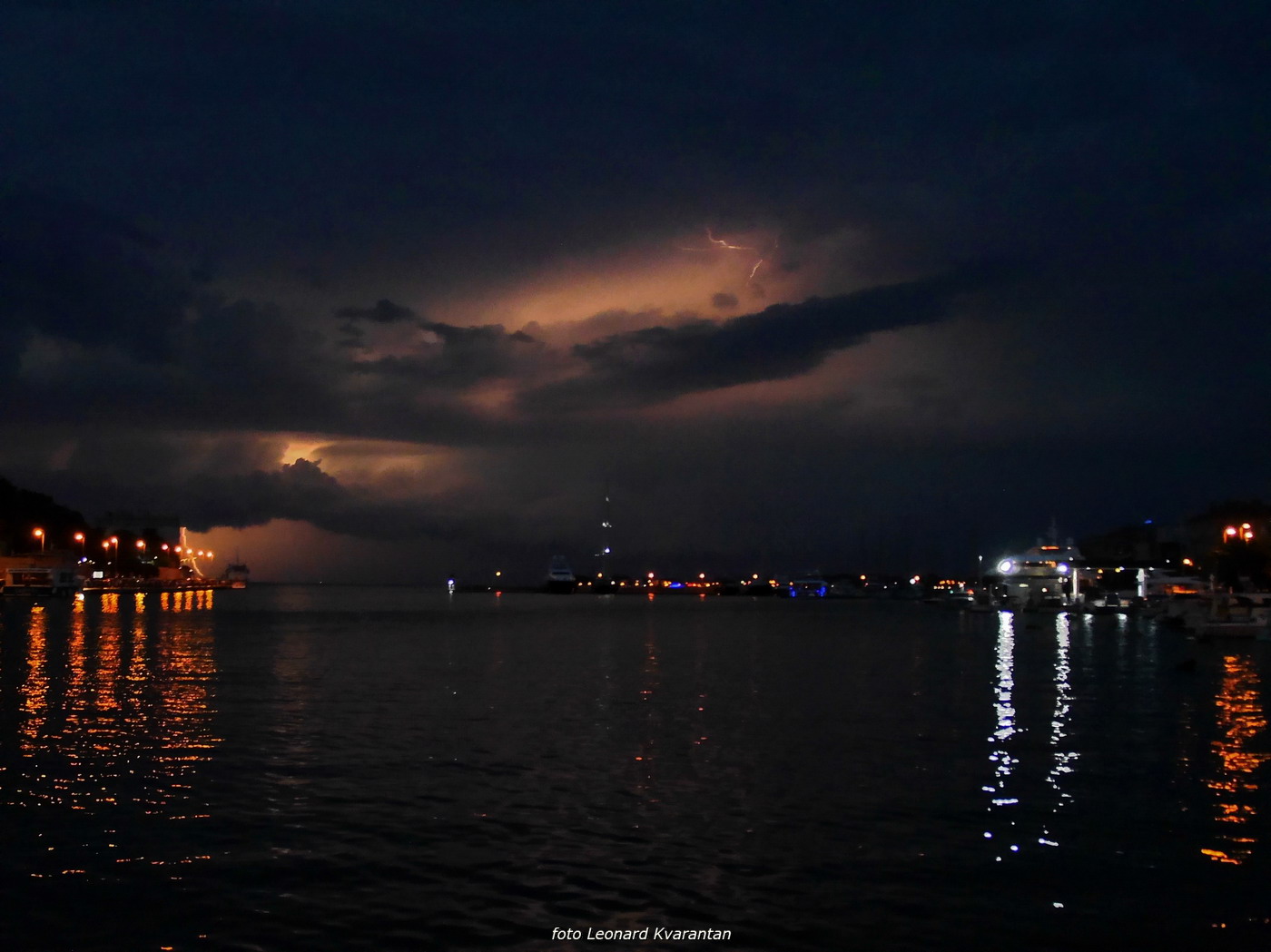 Munje nad zadarskom lukom
