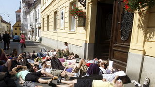 Zagreb, 130710.
Cirilometodska ulica.
Ispred gradske skupstine.
Udruge Zelena akcija i Pravo na grad organiziraju nastavak prosvjeda gradjana zbog gradnje ulazno-izlazne rampe u Varsavskoj za garazu Hoto grupe Tomislava Horvatincica.
Na slici: Prosvjednic Zagreb, 130710.
Cirilometodska ulica.
Ispred gradske skupstine.
Udruge Zelena akcija i Pravo na grad organiziraju nastavak prosvjeda gradjana zbog gradnje ulazno-izlazne rampe u Varsavskoj za garazu Hoto grupe Tomislava Horvatincica.
Na slici: Prosvjednic