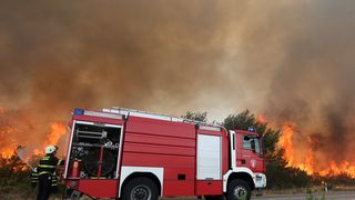 Lozovac: veliki požar zaprijetio kućama, kopnenim snagama pridružila se četiri kanadera Lozovac: veliki požar zaprijetio kućama, kopnenim snagama pridružila se četiri kanadera
