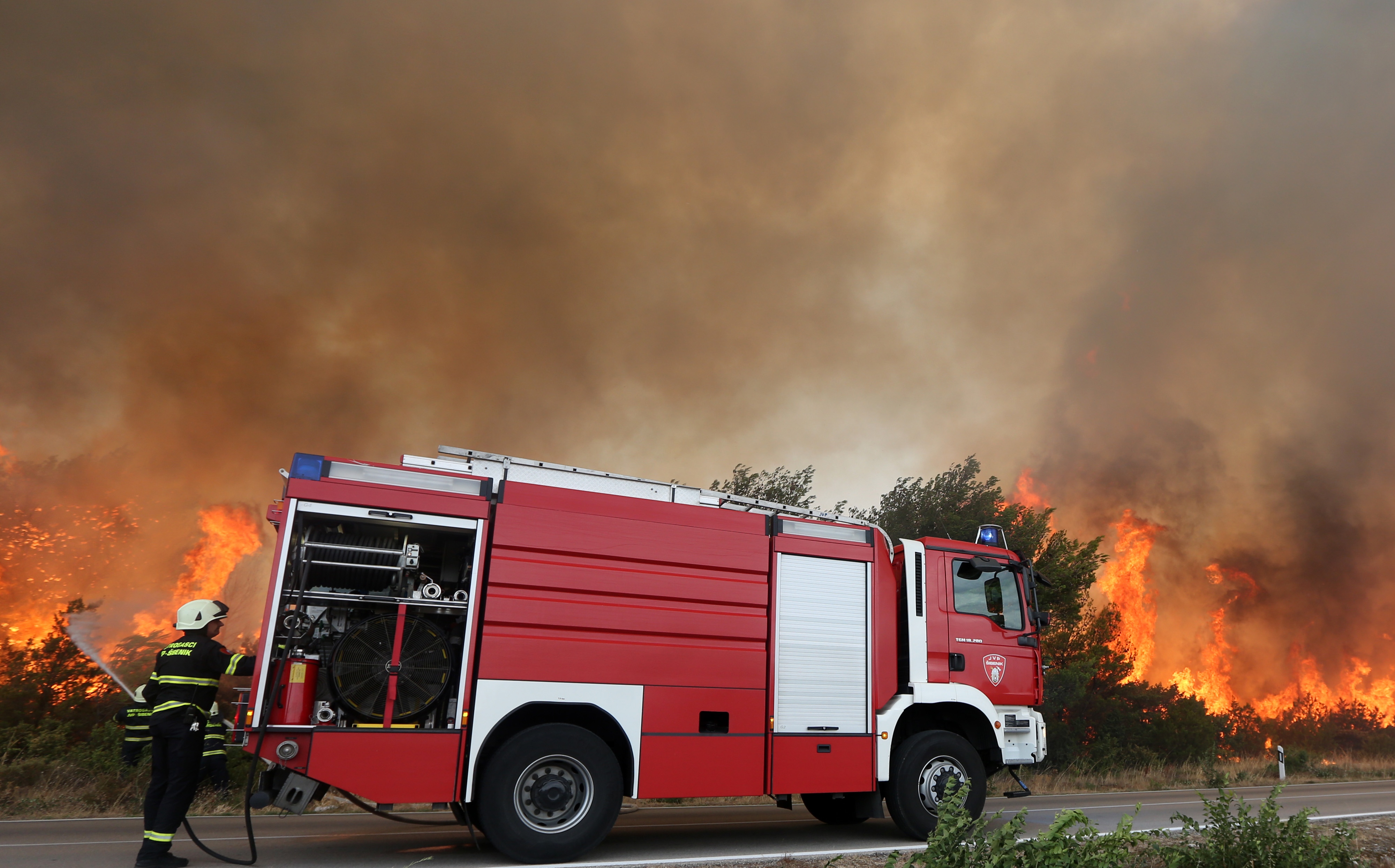 Lozovac: veliki požar zaprijetio kućama, kopnenim snagama pridružila se četiri kanadera Lozovac: veliki požar zaprijetio kućama, kopnenim snagama pridružila se četiri kanadera