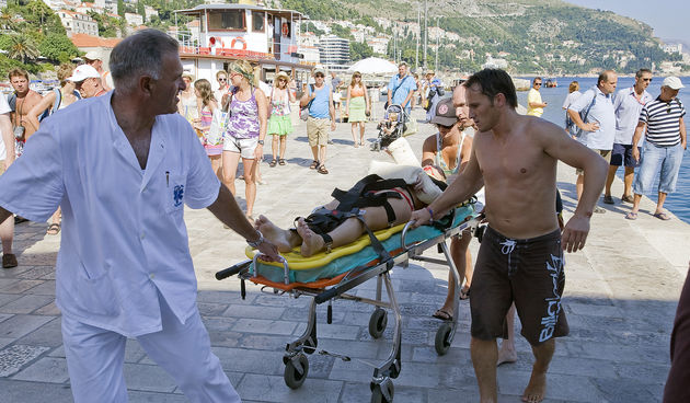 australska turistkinja ( mladja osoba) pala je sa stijena ispod zidina stare gradske jezgre Dubrovnika nakon sto joj je pozlilo. Nakon primljene prve pomoci od djelatnika lucke kapetanije lokalni ribar prevezao ju je brodicom do starog porta gdje je ukrca