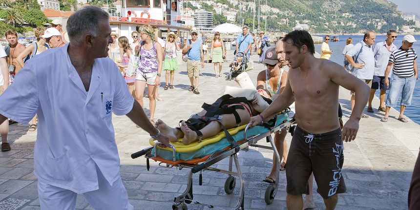 australska turistkinja ( mladja osoba) pala je sa stijena ispod zidina stare gradske jezgre Dubrovnika nakon sto joj je pozlilo. Nakon primljene prve pomoci od djelatnika lucke kapetanije lokalni ribar prevezao ju je brodicom do starog porta gdje je ukrca australska turistkinja ( mladja osoba) pala je sa stijena ispod zidina stare gradske jezgre Dubrovnika nakon sto joj je pozlilo. Nakon primljene prve pomoci od djelatnika lucke kapetanije lokalni ribar prevezao ju je brodicom do starog porta gdje je ukrca