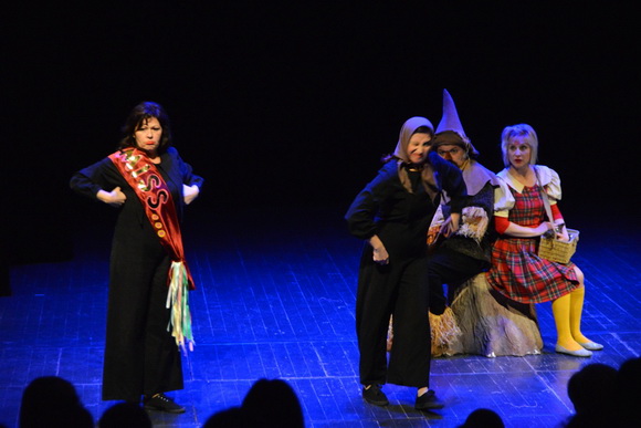 U Kazalištu lutaka Zadar odigrana je predstava “Čarobnjak iz Oza” u režiji Dražena Ferenčine. Foto: Iva Perinčić U Kazalištu lutaka Zadar odigrana je predstava “Čarobnjak iz Oza” u režiji Dražena Ferenčine. Foto: Iva Perinčić