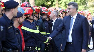 Premijer posjetio Centar za koordinaciju, vođenje i gašenje požara na priobalju Premijer posjetio Centar za koordinaciju, vođenje i gašenje požara na priobalju