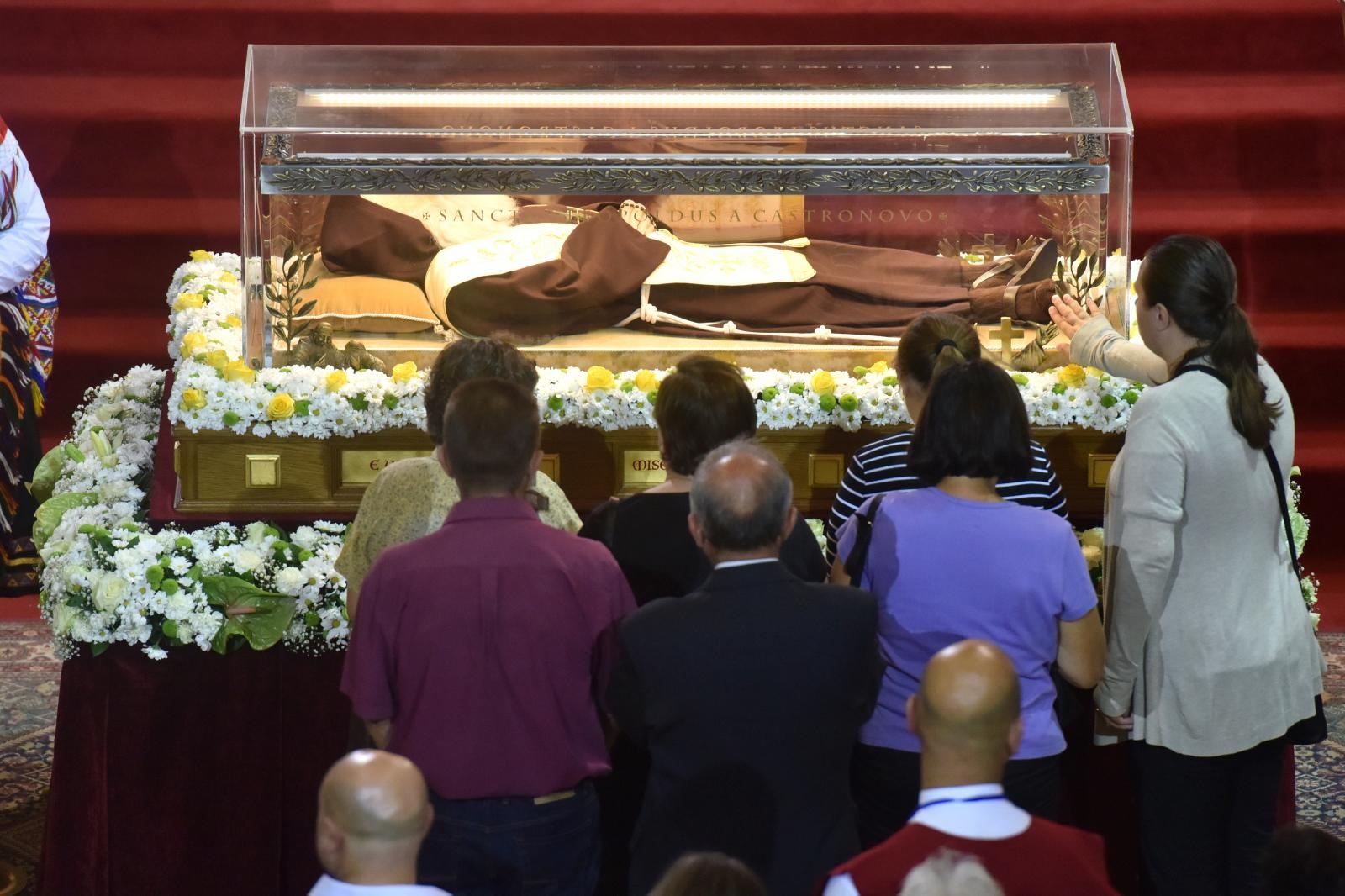 Velik broj vjernika sudjelovalo u procesiji u kojoj je nošeno tijelo Leopolda Bogdana Mandića od crkve Gospe od zdravlja do katedrale sv. Stošije Velik broj vjernika sudjelovalo u procesiji u kojoj je nošeno tijelo Leopolda Bogdana Mandića od crkve Gospe od zdravlja do katedrale sv. Stošije