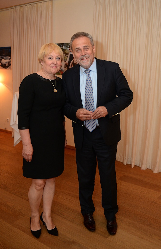 Hrvatska se sjeća košarkaške legende Krešimira Ćosića koji nas je prerano napustio prije 20 godina. Svečanom večerom u Falkensteinerovom hotelu Iadera u Petrčanima, obitelj Krešimira Ćosića – supruga Ljerka, kćerke Ana i Iva te sin Petar Krešimir, brojni Hrvatska se sjeća košarkaške legende Krešimira Ćosića koji nas je prerano napustio prije 20 godina. Svečanom večerom u Falkensteinerovom hotelu Iadera u Petrčanima, obitelj Krešimira Ćosića – supruga Ljerka, kćerke Ana i Iva te sin Petar Krešimir, brojni