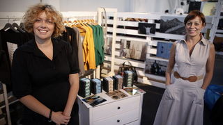 Zagreb, 300911.
Sajam mode Fashion.hr, koji je na Zagrebackom velesajmu okupio 90 izlagaca iz Hrvatske i 29 iz regije, otvorila je predsjednica Vlade RH Jadranka Kosor. 
Na slici: Kristina Fazinic ispred svog standa Motiv dizajn.
Foto: Dragan Matic / Crop