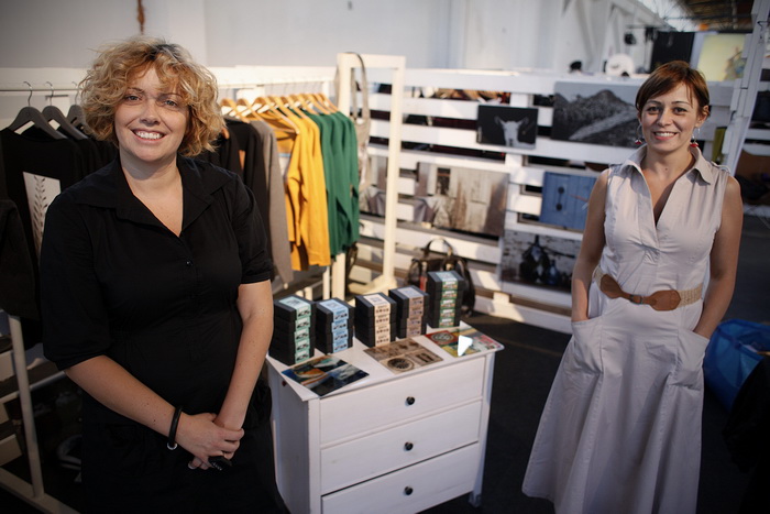 Zagreb, 300911.
Sajam mode Fashion.hr, koji je na Zagrebackom velesajmu okupio 90 izlagaca iz Hrvatske i 29 iz regije, otvorila je predsjednica Vlade RH Jadranka Kosor. 
Na slici: Kristina Fazinic ispred svog standa Motiv dizajn.
Foto: Dragan Matic / Crop